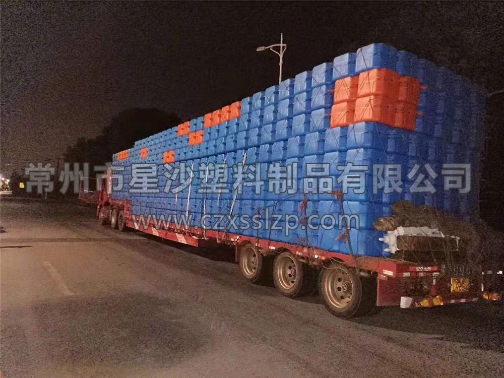 夜幕降臨，華燈初上，又一輛水上樂園浮筒裝滿車準備啟程