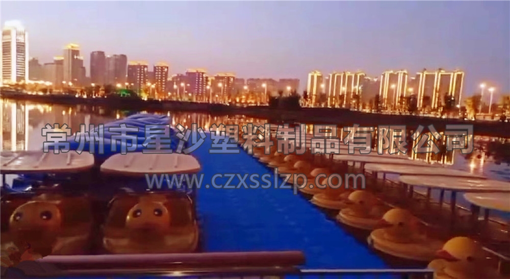 水上樂園浮筒和水上娛樂設施在夜色燈光的襯托下，藍紅黃輝映，異常唯美3