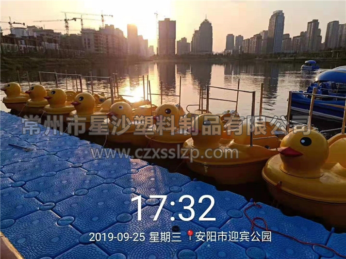水上樂園浮筒和水上娛樂設施在夜色燈光的襯托下，藍紅黃輝映，異常唯美2