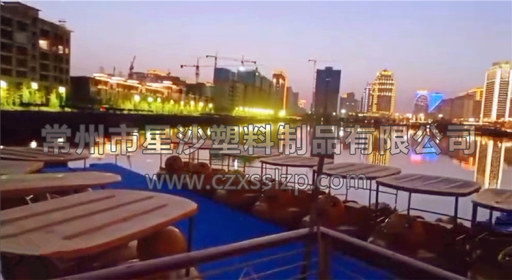 水上樂園浮筒和水上娛樂設施在夜色燈光的襯托下，藍紅黃輝映，異常唯美4